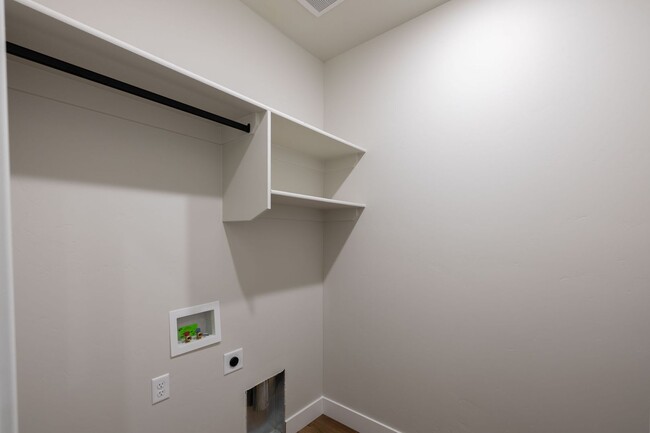 Building Photo - BEAUTIFUL 3 Bed 2 Bath Twin home in Sugar city!