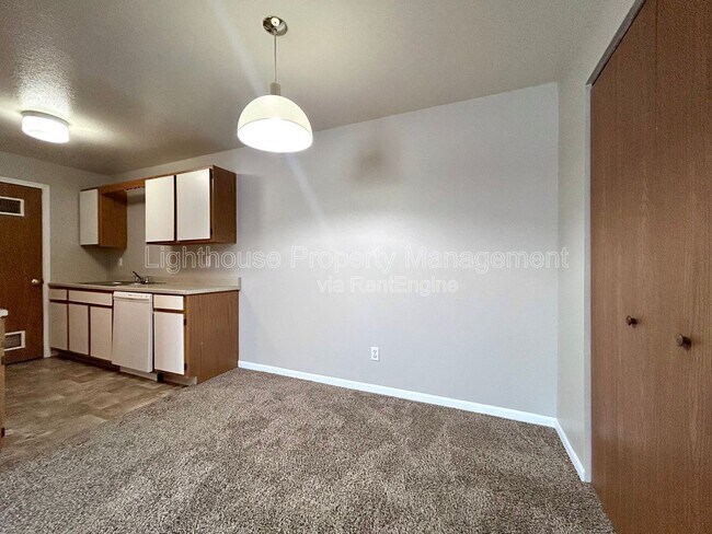 Building Photo - 585 W Randall St