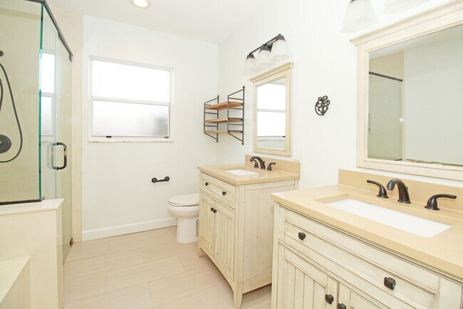 Building Photo - Spacious 4BR Pool Home on Quiet Cul-de-Sac in Wellington