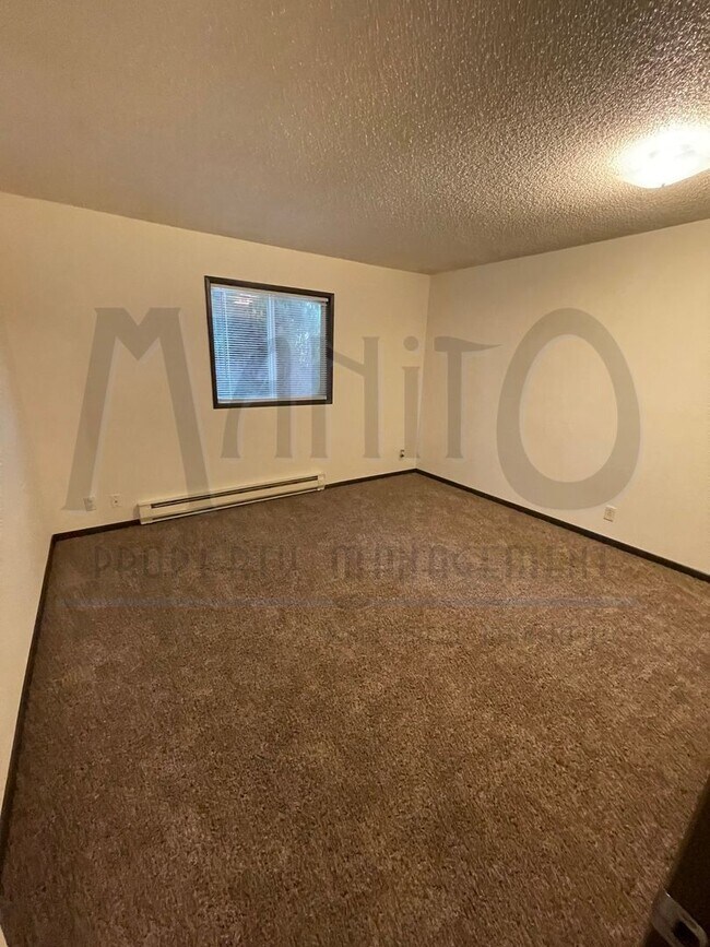 Building Photo - Large Clean Duplex