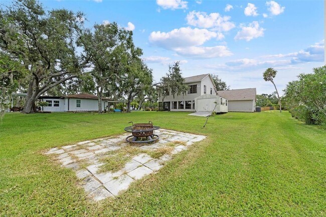 Building Photo - 8006 Oak Dr