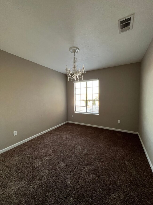 Building Photo - Beautiful 3 Bedroom 2 Bathroom House in Co...