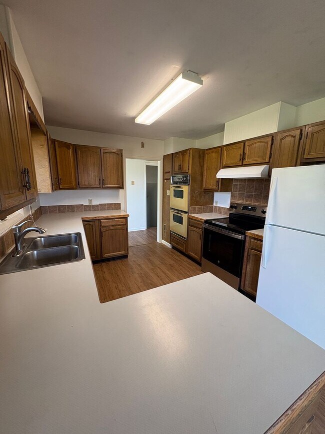 Building Photo - 4 bedroom, 2 bathroom Home off Spring Hill...