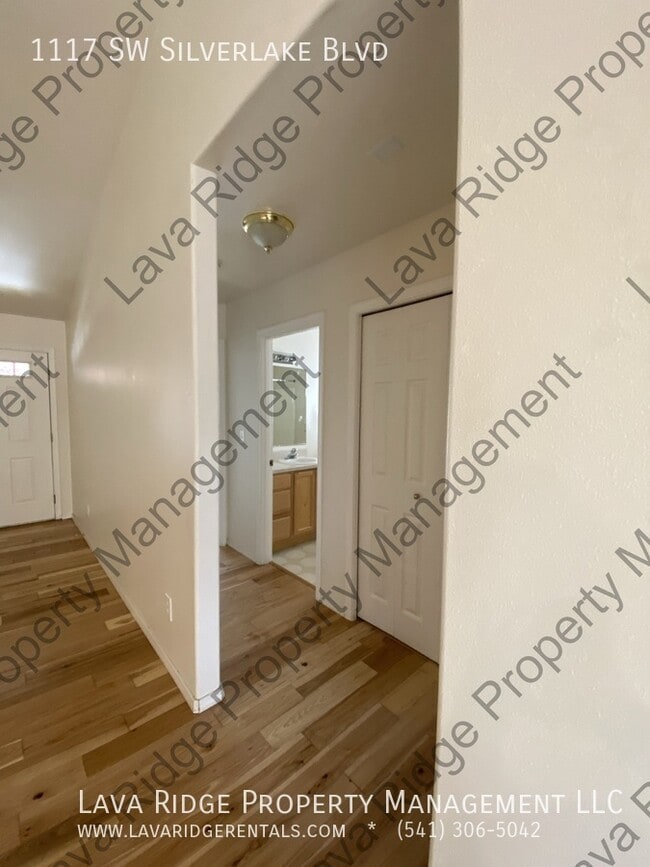 Building Photo - 1117 SW Silver Lake Blvd