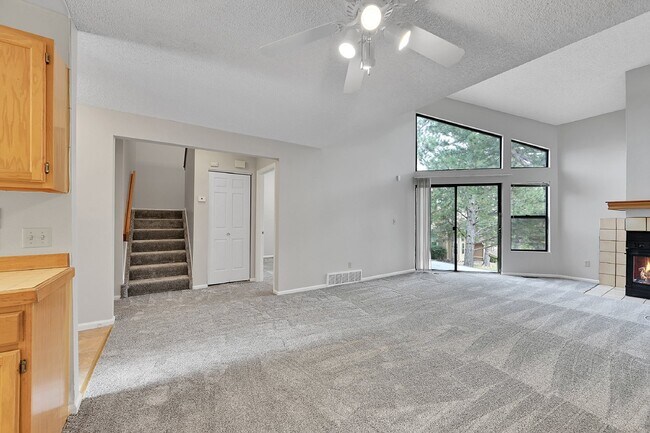 Building Photo - $1,850.00, 2 bed, 2 bath, located in Color...