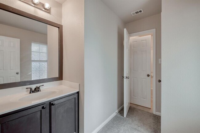 Building Photo - 211 Hanstrom Dr