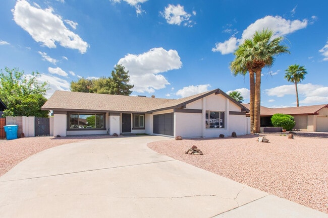 Building Photo - 2607 E Larkspur Dr