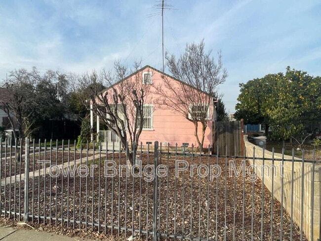 Building Photo - 2871 32nd Ave