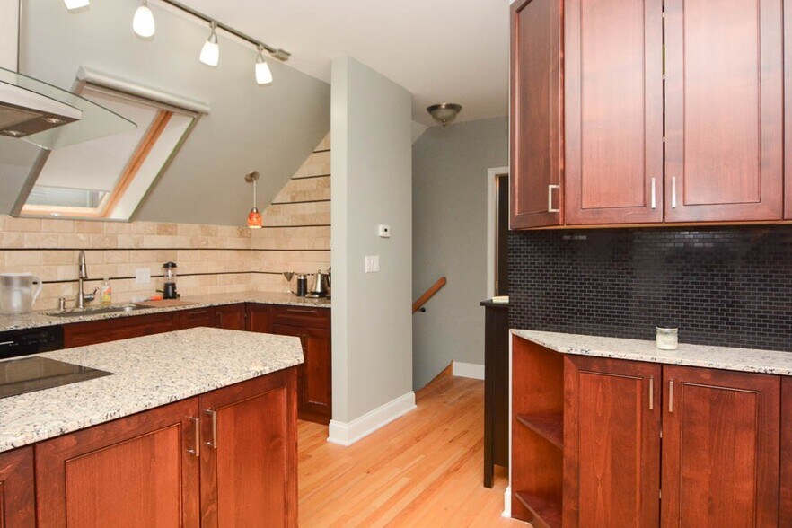 Building Photo - 949 N Winchester Ave