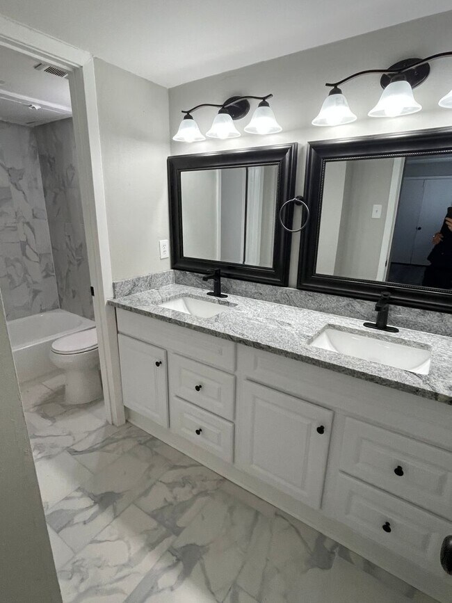 Building Photo - 2Bd/1.5Ba Townhouse located on the Germantown/Memphis Line!