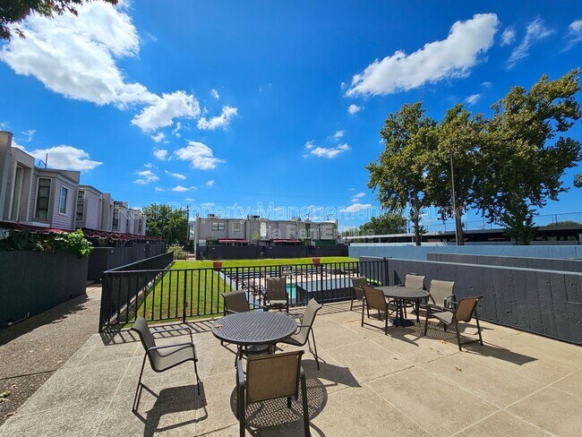 Building Photo - 410 W 7th St