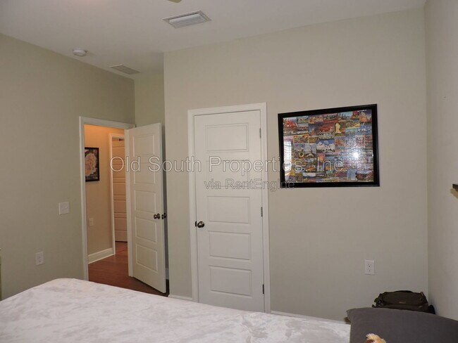 Building Photo - 5643 Vendome Ct