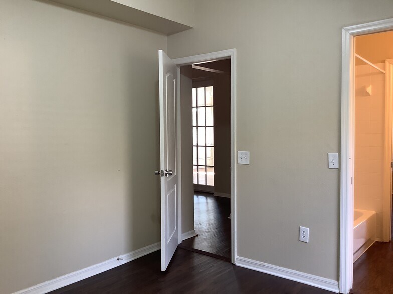 Building Photo - 9312 Hidden Water Cir