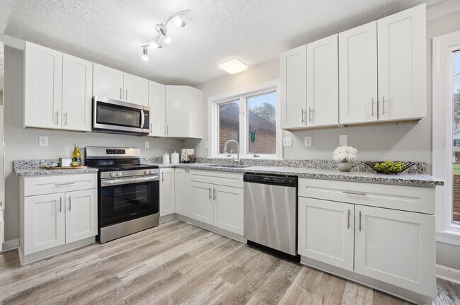 Building Photo - Gorgeous home in Poquoson.