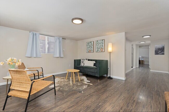 Building Photo - Spacious 1BR/1BA plus HUGE office/den!