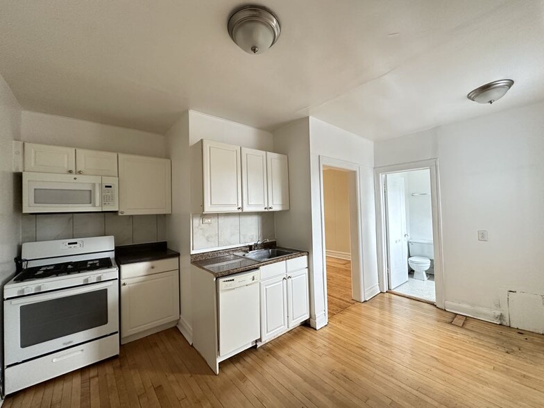 Building Photo - 4409 N Kenneth Ave