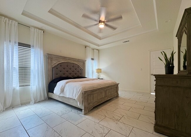 Building Photo - 2412 W Ray Ave