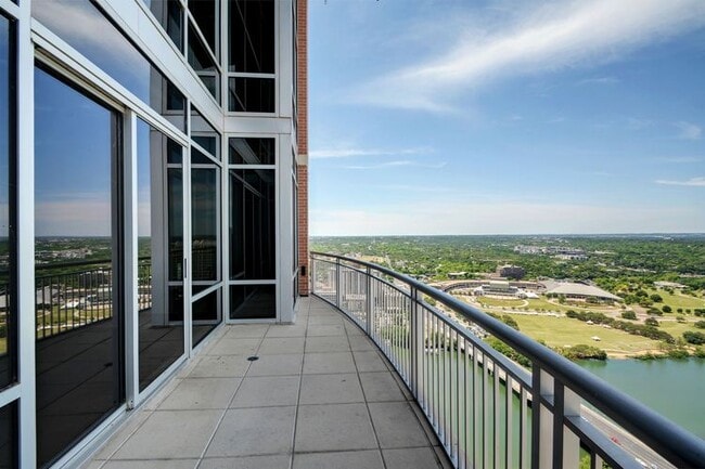 Building Photo - 102 Colorado St