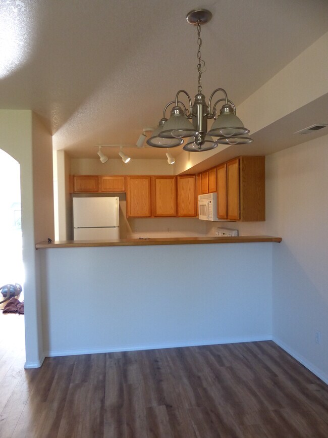 Building Photo - 1214 Forsythia Ave