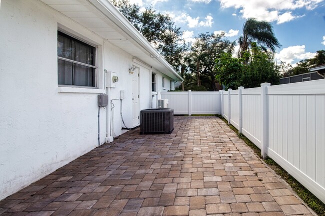 Building Photo - "Charming Sarasota Retreat: Spacious 3-Bed...