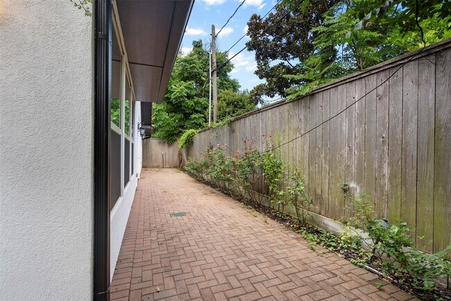 Building Photo - 2523 Watts St
