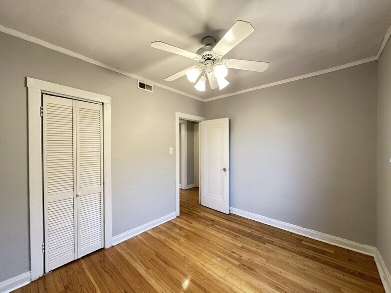 Building Photo - 3007 N Racine Ave