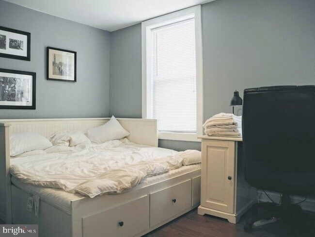 Building Photo - 1933 Rodman St