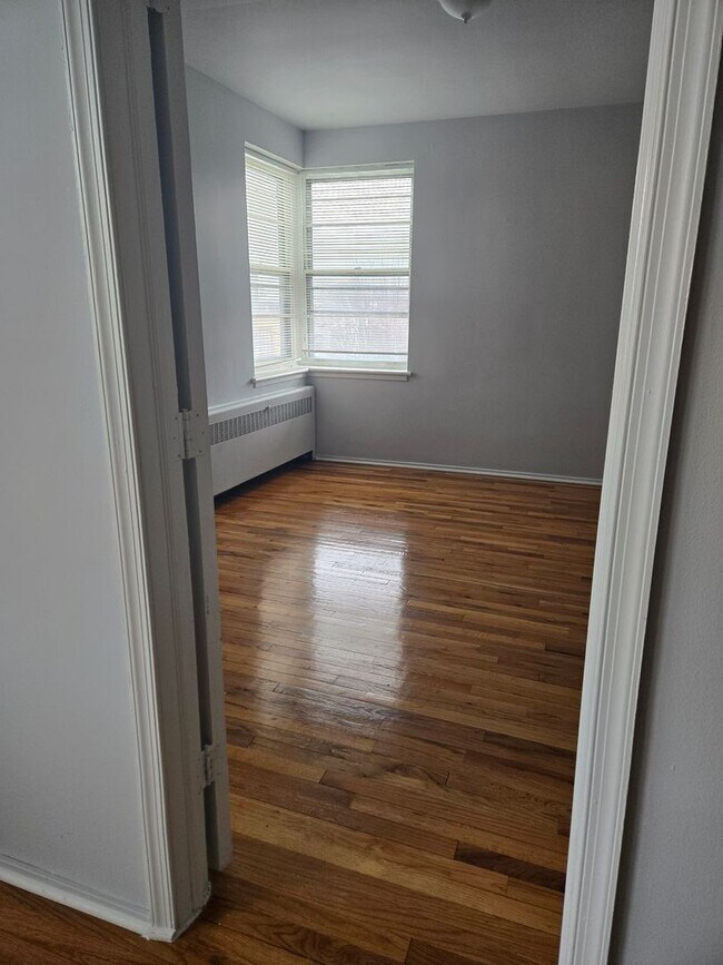 Building Photo - 3 bedrooms, 1.5 bathrooms.