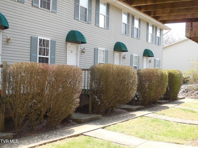 Building Photo - 15 Lake Village Ct