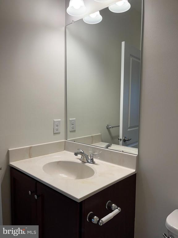 Building Photo - 805 Lakeview Ct