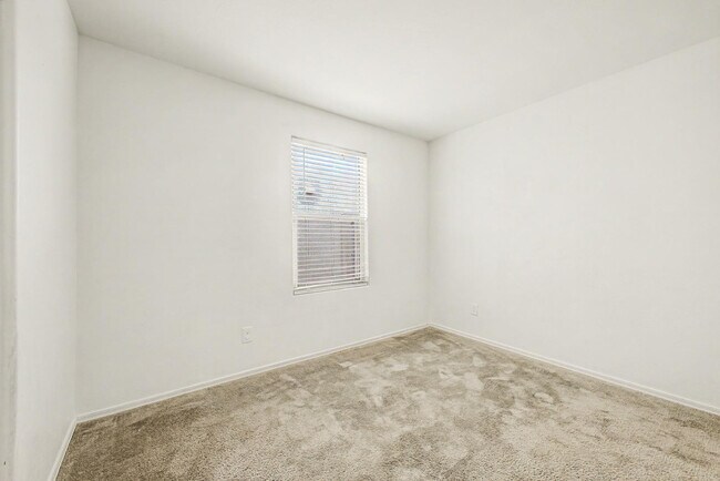 Building Photo - 12586 W Myrtle Ave