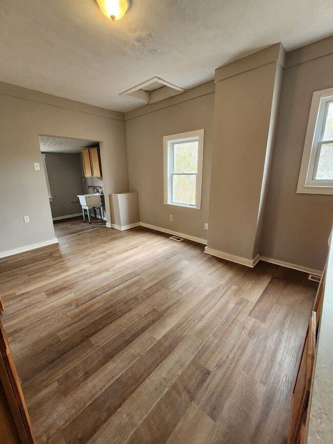 Building Photo - One Bedroom House For Rent
