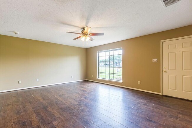 Building Photo - 988 Birnham Woods Blvd