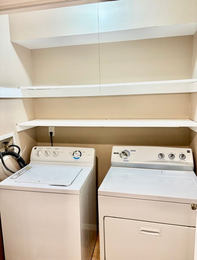 Building Photo - 1 Bedroom, 1 Bathroom Condo located in the...