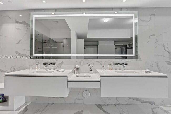 Building Photo - 5500 Island Estates Dr