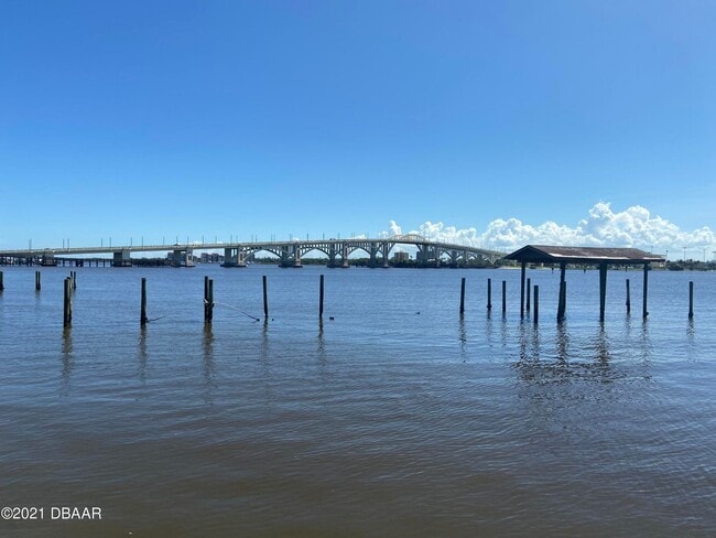 Building Photo - 2 bed condo overlooking the river