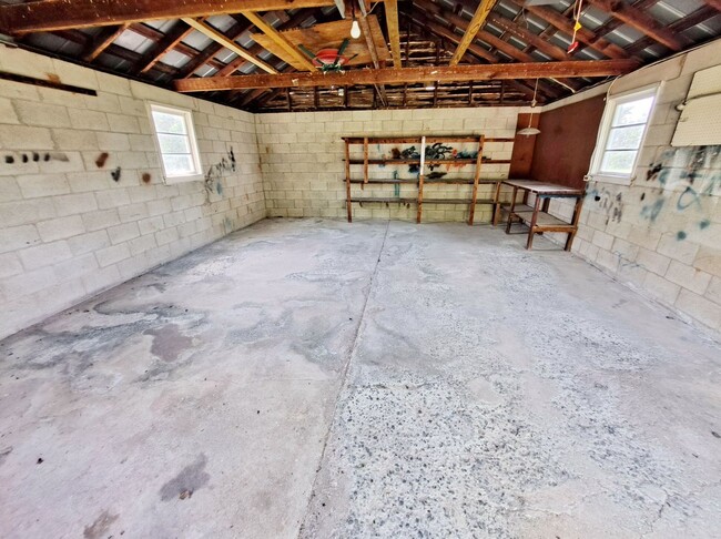Building Photo - 3 Bed / 1-1/2 Bath Single Family w/2 Car G...