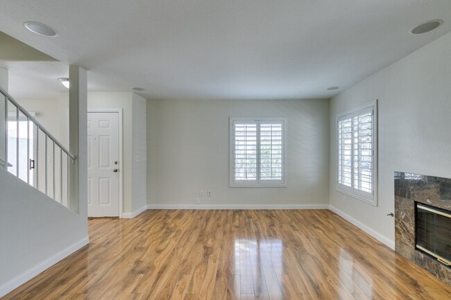 Building Photo - 3 Bedroom 2.5 Bathroom Townhouse in Henderson.