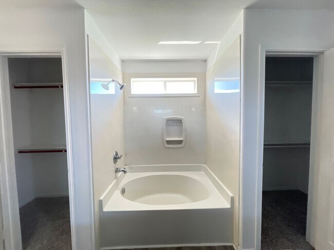 Building Photo - 360 Virtual Tour Available