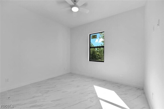 Building Photo - 846 Cadis St E