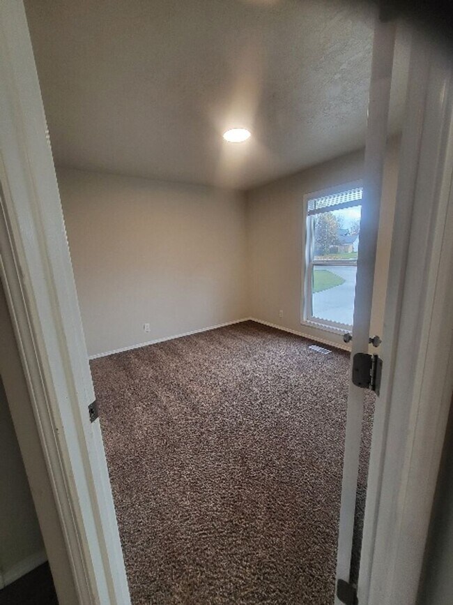 Building Photo - Cute Meridian Home!
