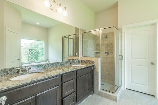 Building Photo - 13803 Royal Ridge Dr