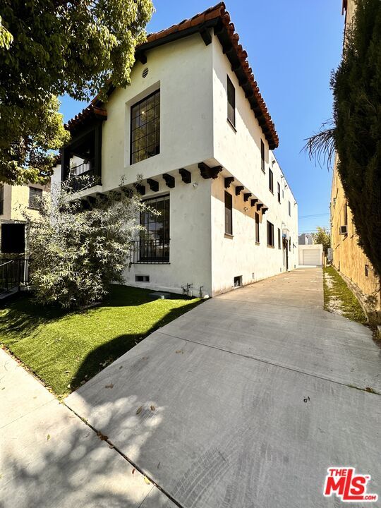 Building Photo - 418 N Stanley Ave