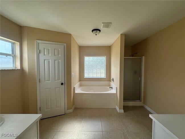 Building Photo - 2125 NE 9th Ave