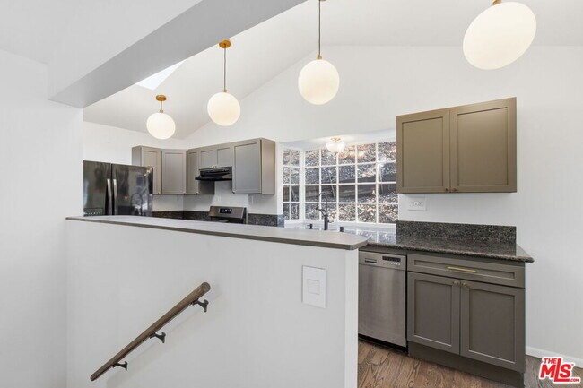 Building Photo - 9820 Yoakum Dr