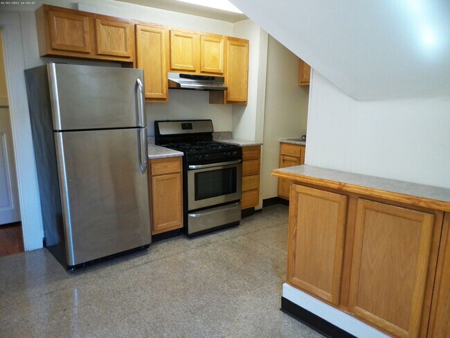 Building Photo - AVAILABLE 8/1/26 Unique Third Floor Apartment