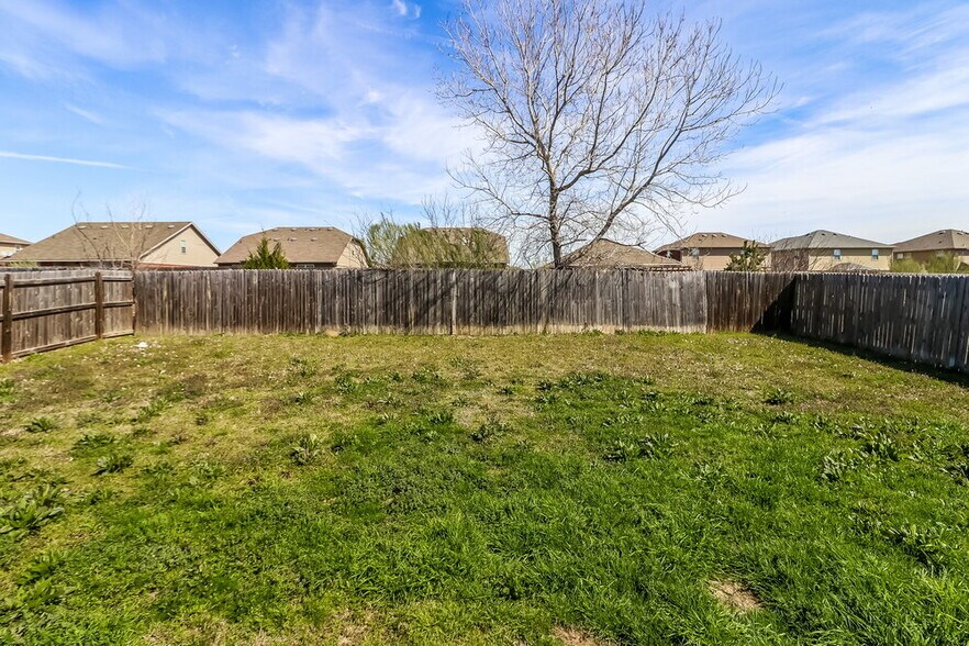 Building Photo - 6901 Baybridge Dr