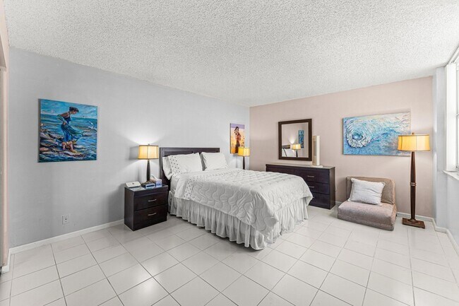 Building Photo - 5420 N Ocean Dr