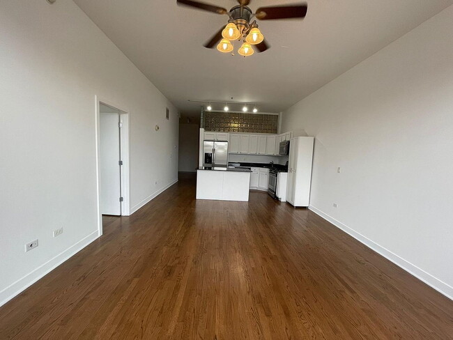 Building Photo - "Spacious 3-Bed, 2-Bath Gem in Chicago's Heart – 1205 Sq Ft of Modern Living!"