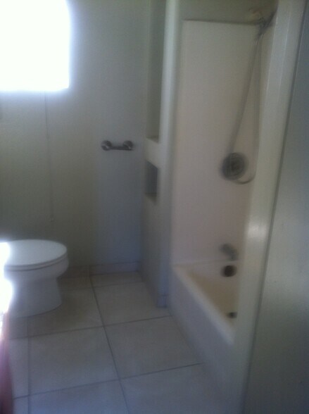 Building Photo - 518 25th St